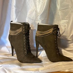 NWOT ShoeDazzle Jemel olive suede boots with gold chains, size 10